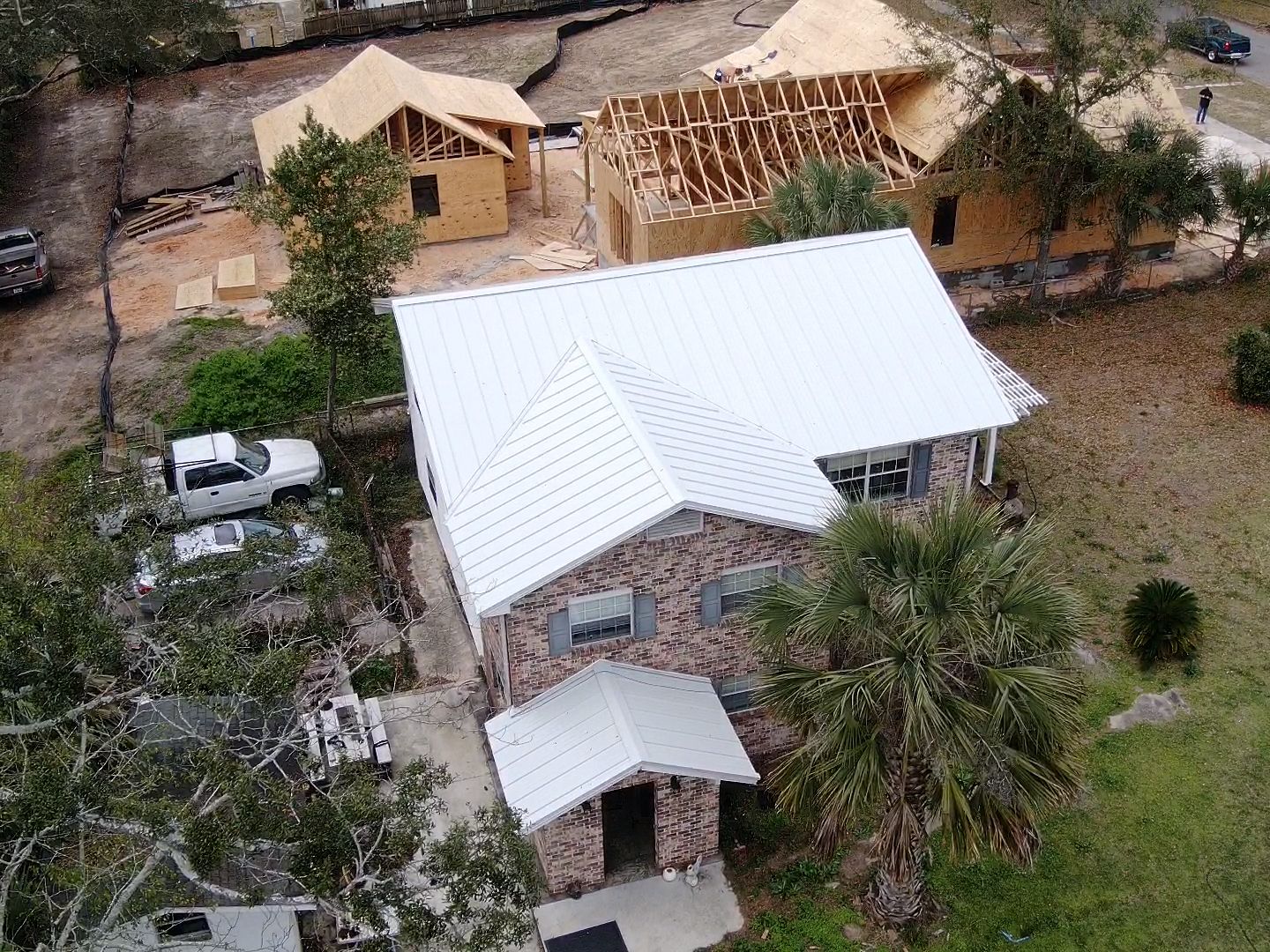 roofing freeport-white metal roofing on a brick home