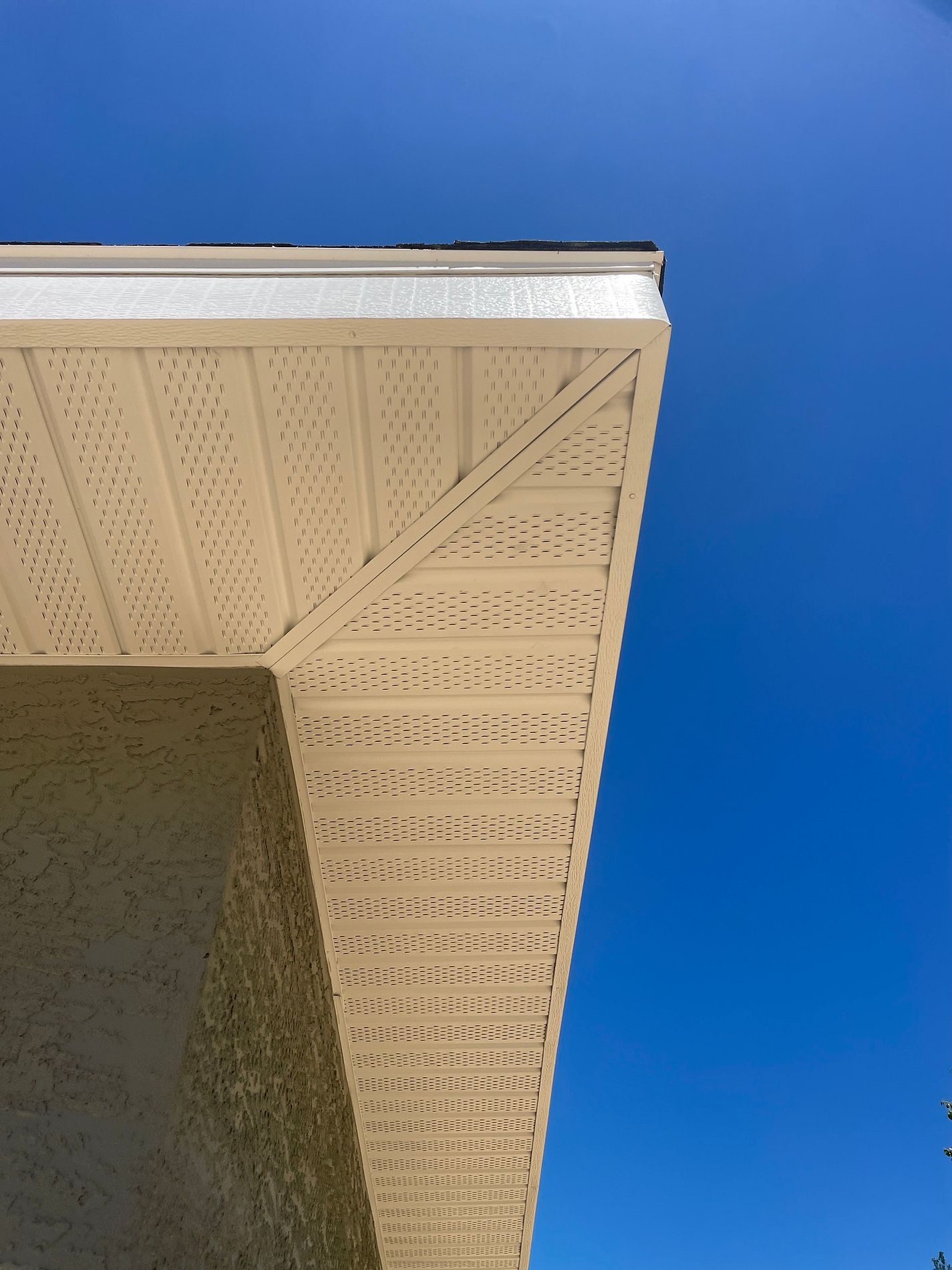 White vented vinyl soffit and aluminum fascia cover installed on a home in Ocala, Florida