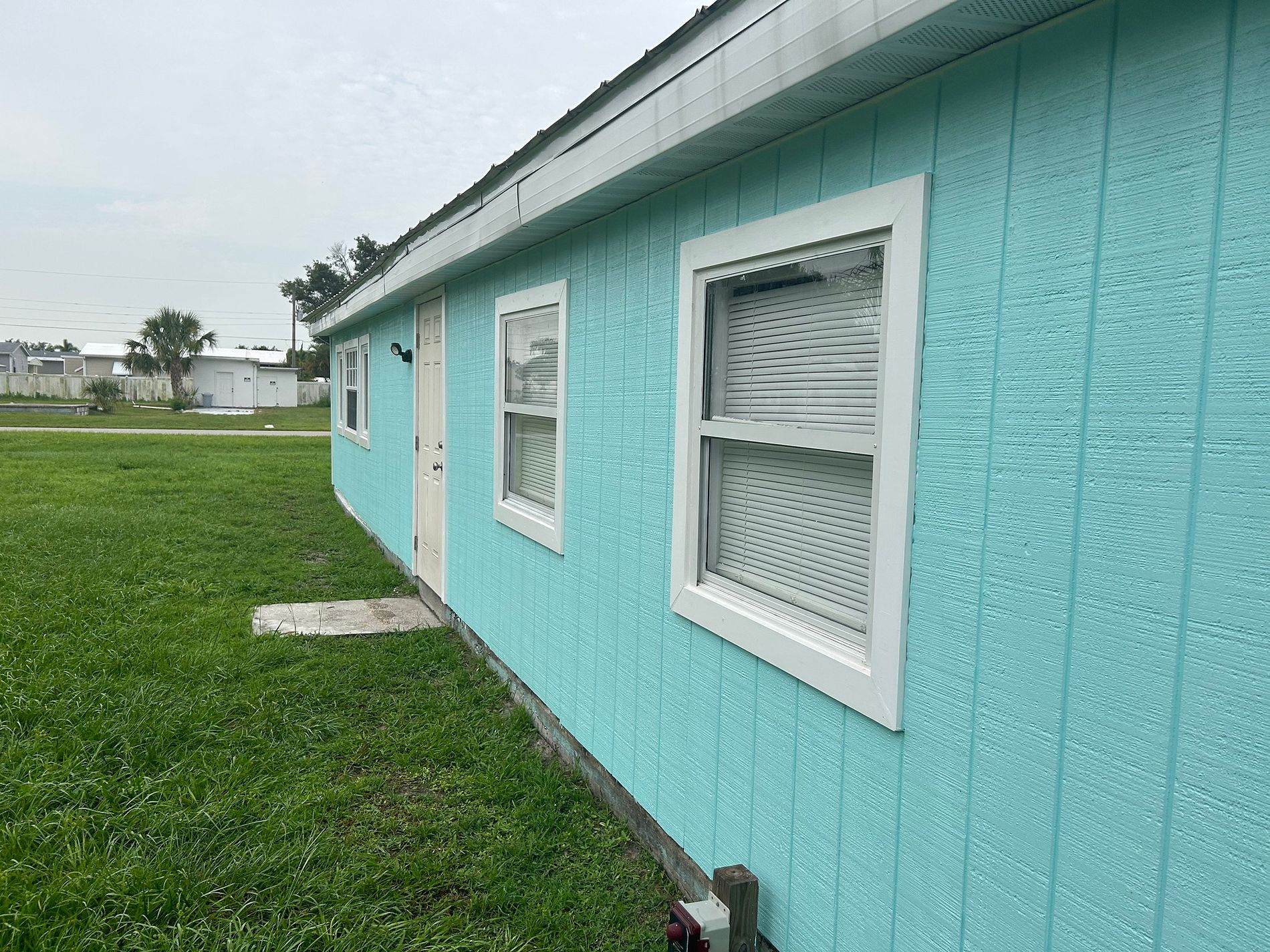 Cream aluminum siding installed on a commercial building in Ocala, Florida