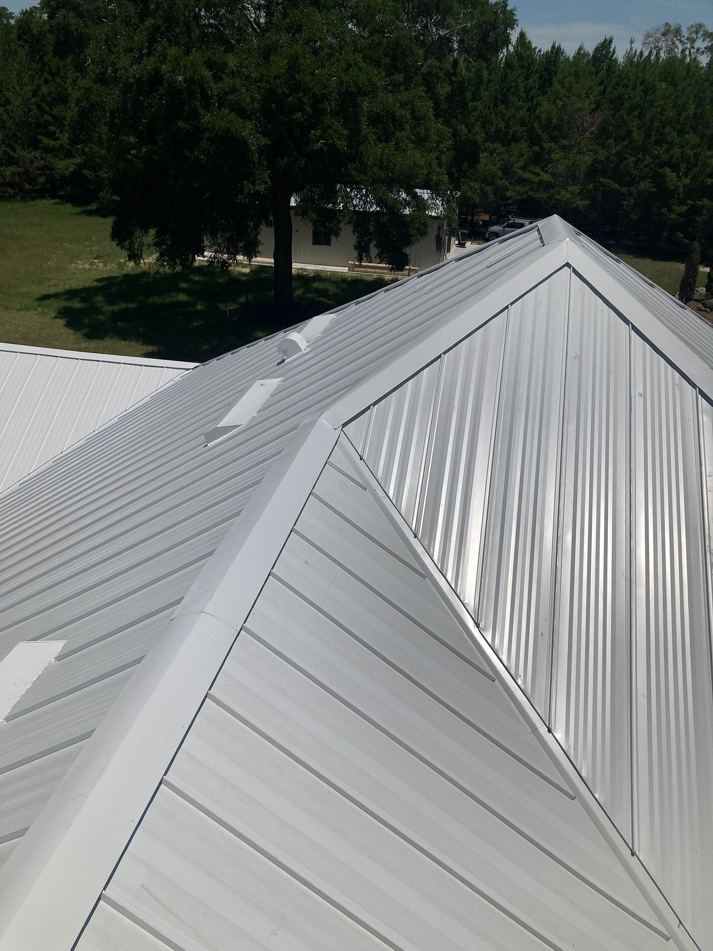 White standing seam metal roof installed on a property in Trenton, Florida